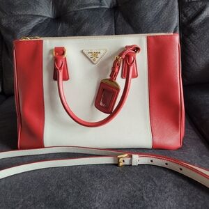 STUNNING PRADA PURSE-SALE ENDS SUNDAY